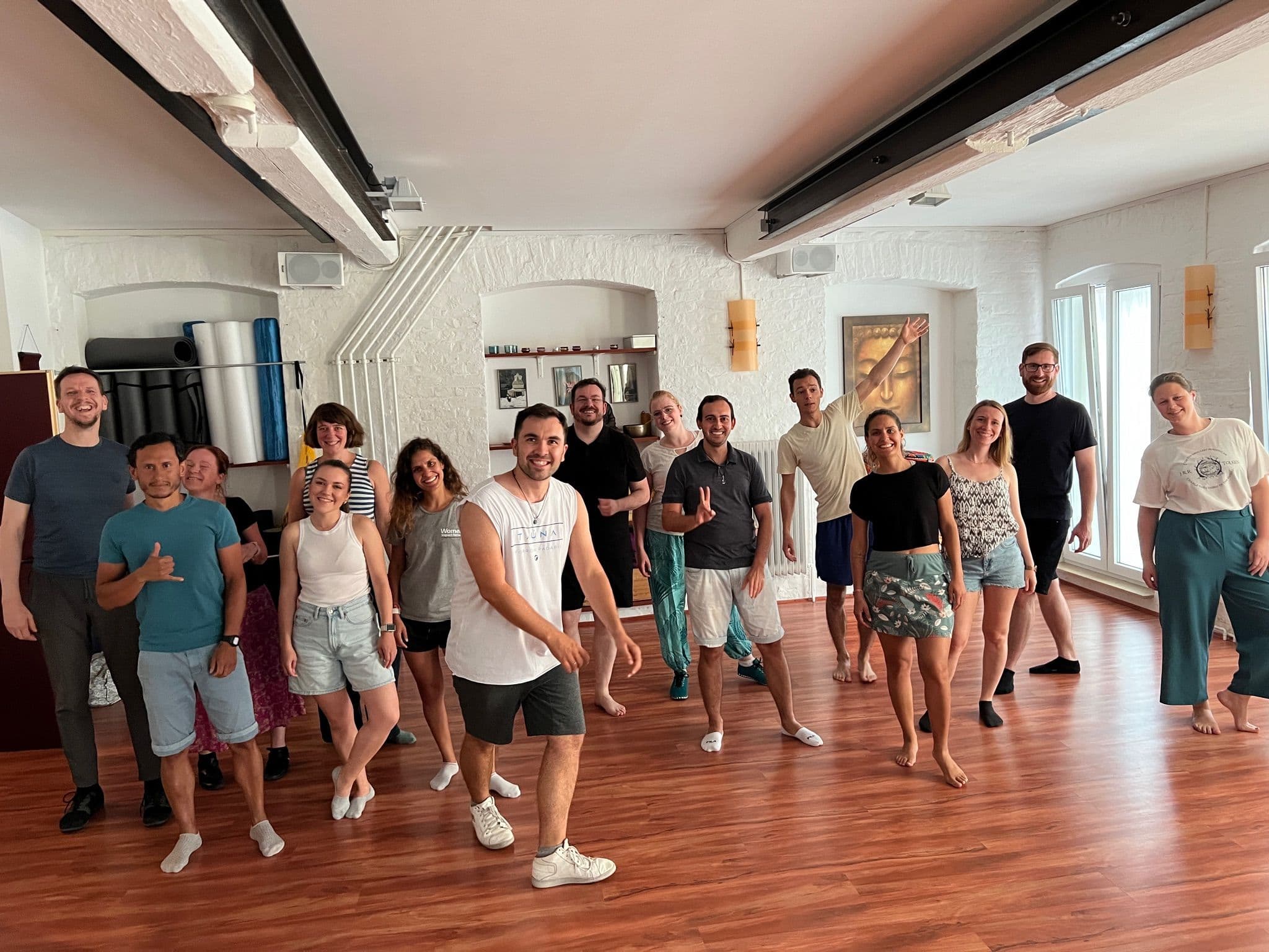 Tanzende Paare auf einer Party von bailastudio